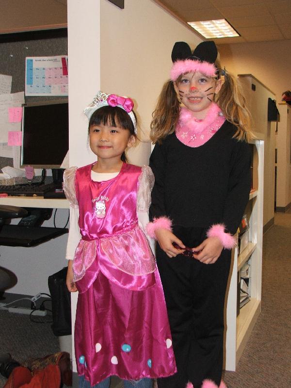 abbott 2006 kid halloween party - klea and chu chu dressed up 
